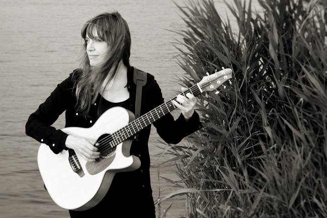 Sarah McQuaid with guitar