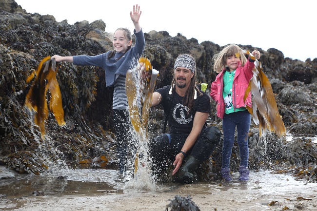 Seaweed forager Jayson Byles shows local children his craft in Fife’s East Neuk. Photo courtesy Gerardo Jaconelli