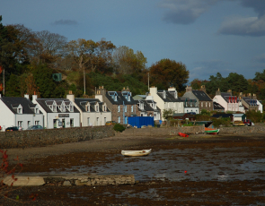 A photo of the shorefront at Plockton