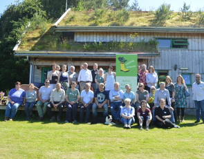 group photo of Gaining ground event participants in front of Glachbeg Croft building