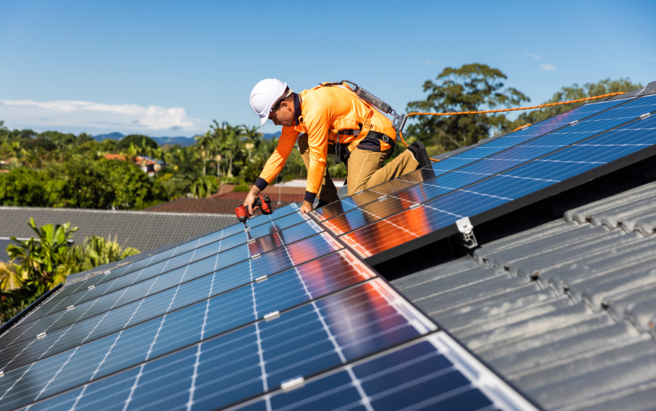 Solar panel technician with drill installing solar panels by zstockphotos (canva)